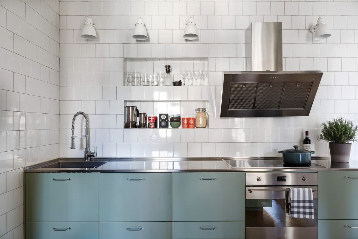 Blågrått kök med rostfri diskbänk - Picky Living