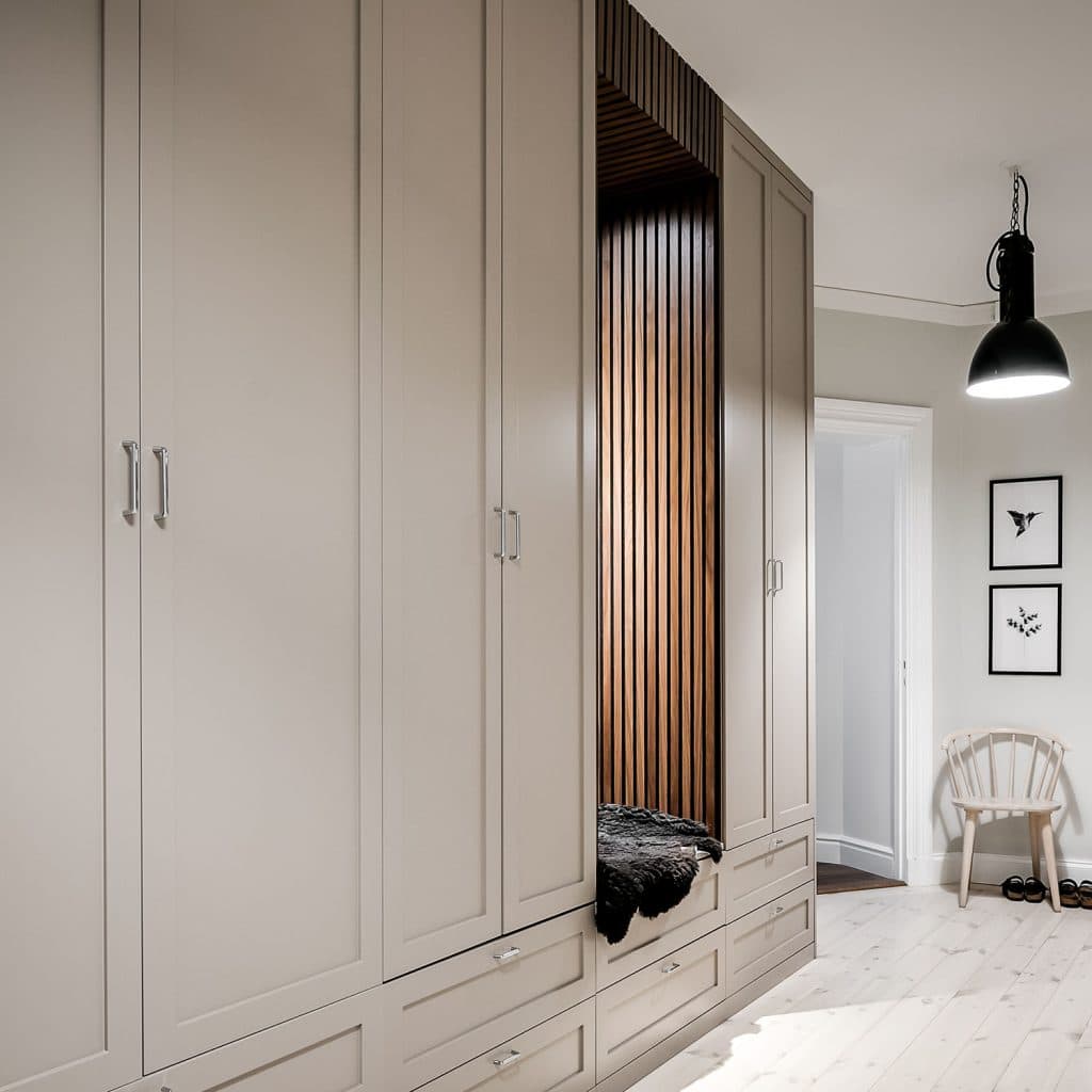 Hall garderob med sittbänk