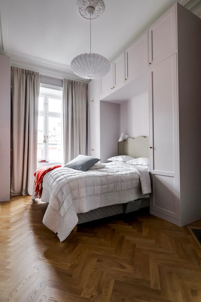 platsbyggd-garderob-runt-s-ng-picky-living