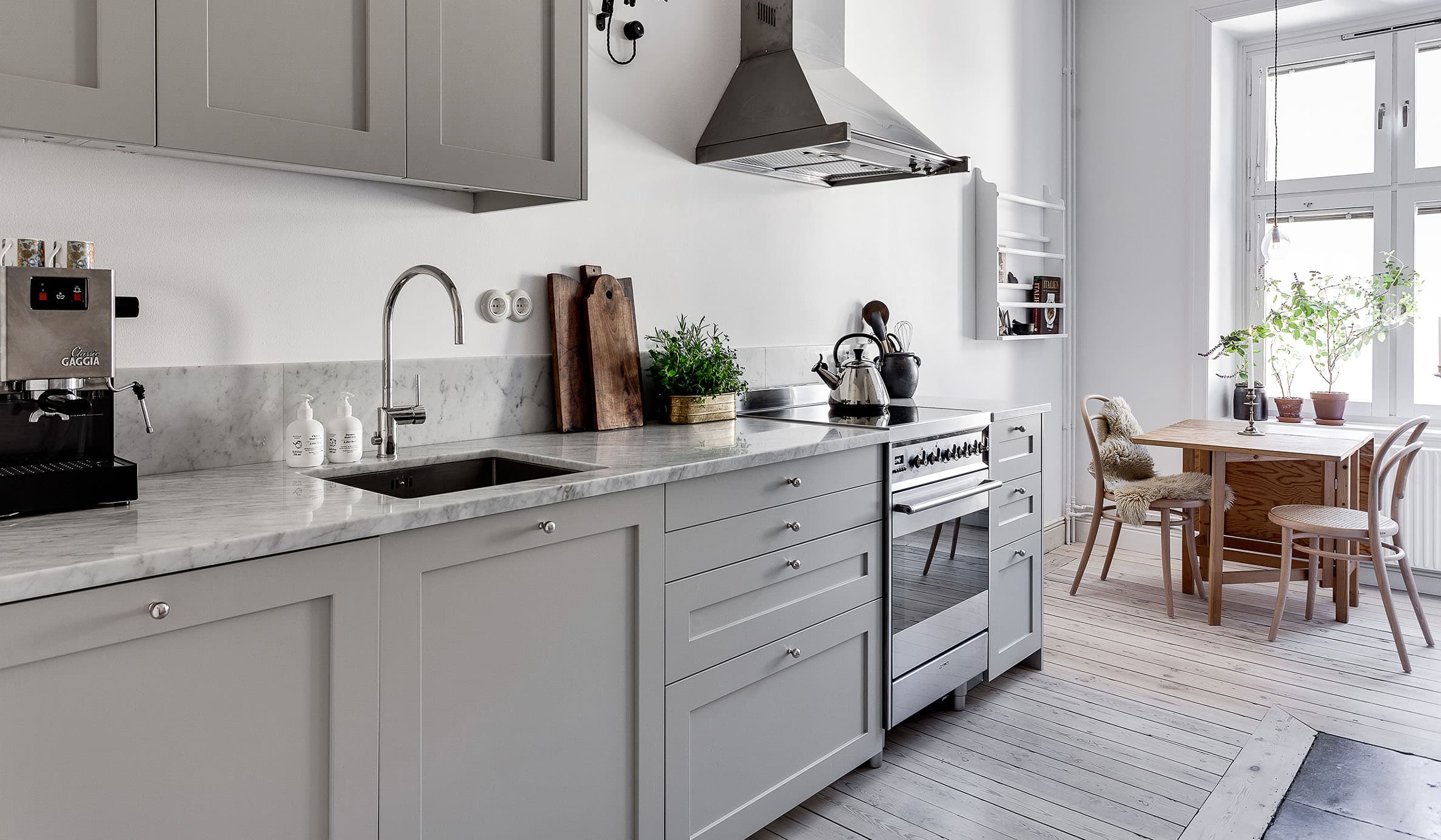 Grått kök med Smeg spis