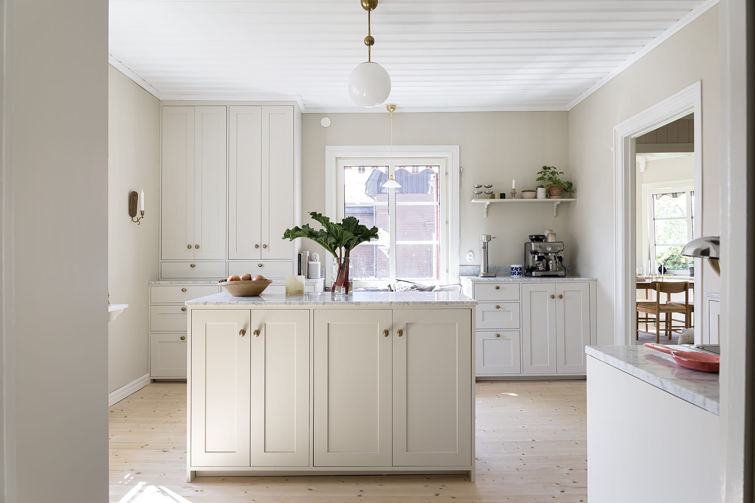 Shakerkök med liten köksö