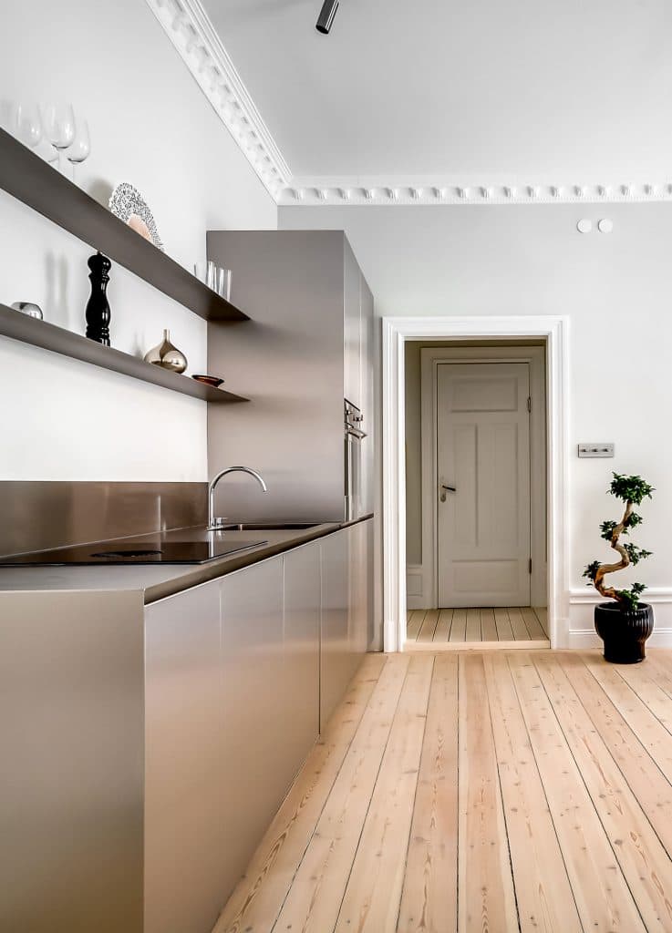 Minimalistiskt kök i rostfritt stål