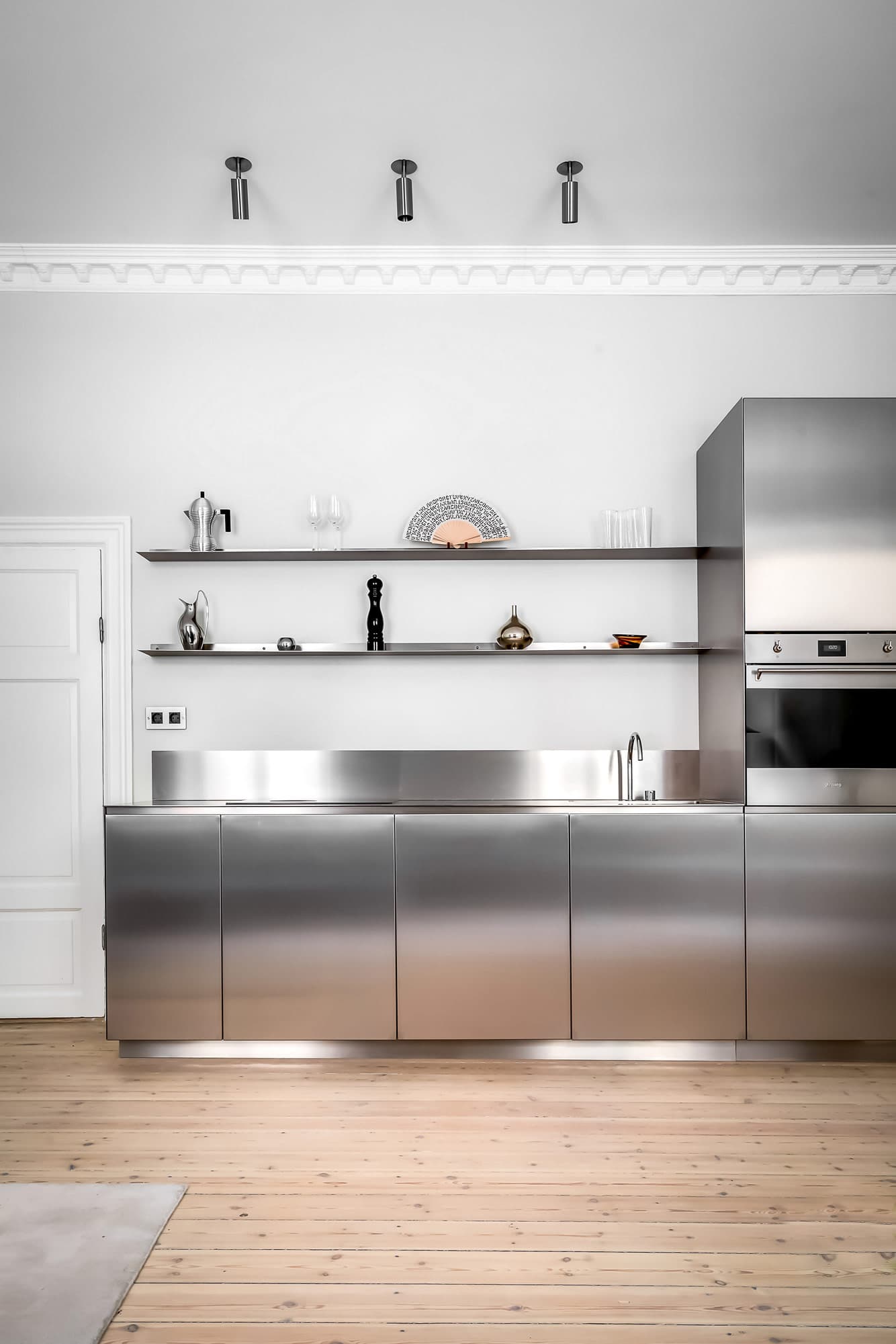 Minimalistiskt kök i rostfritt stål