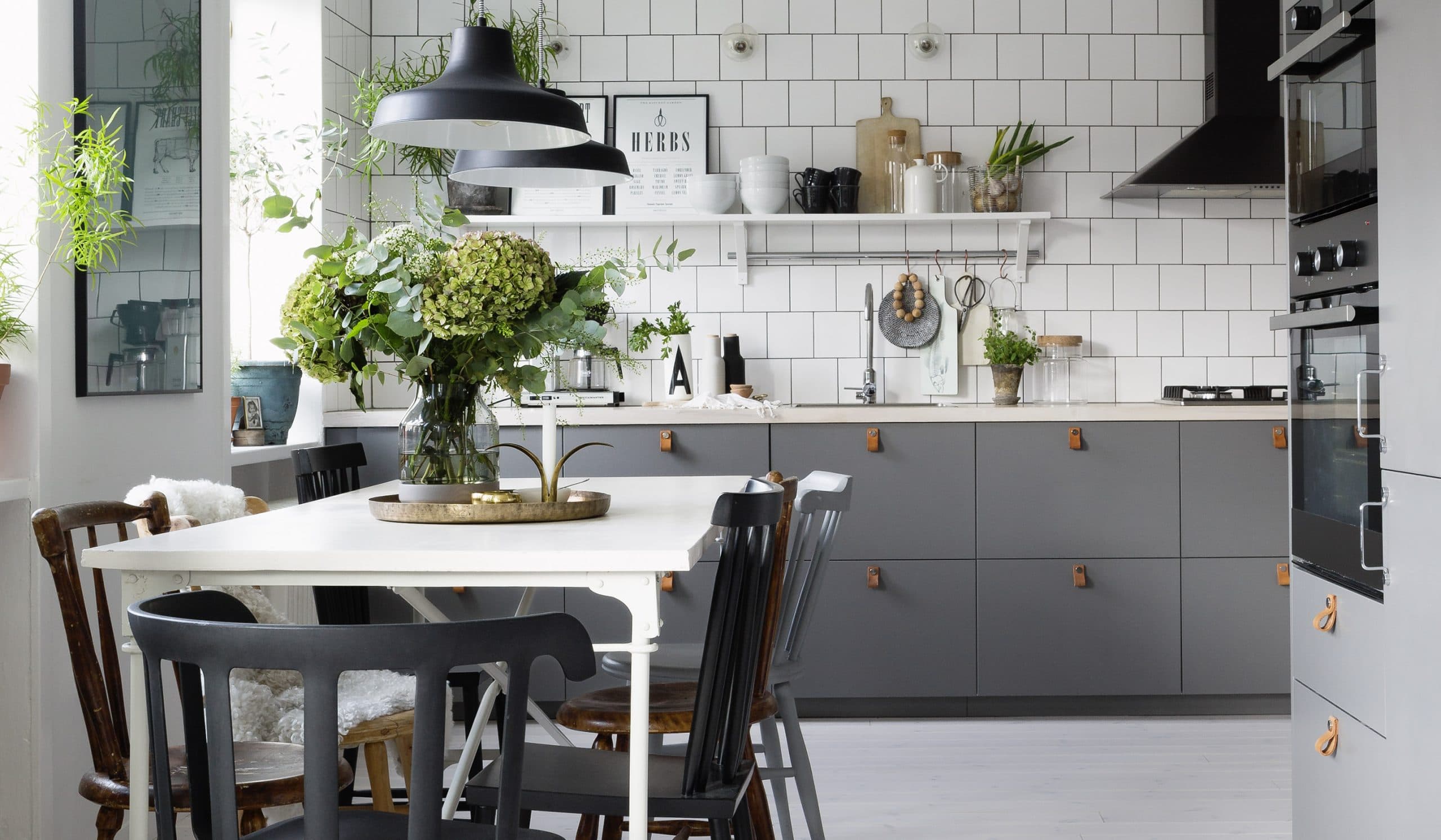 Grått bistro kök med släta luckor i bistrostil