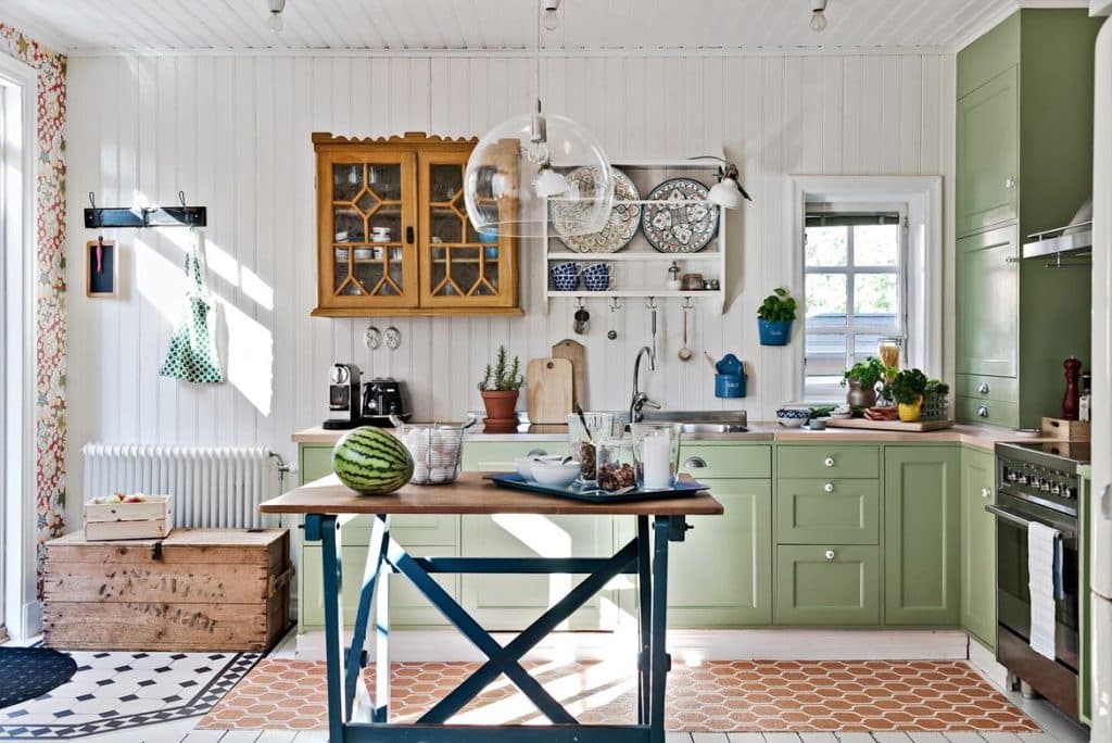 Lindblomsgrönt kök lantlig stil