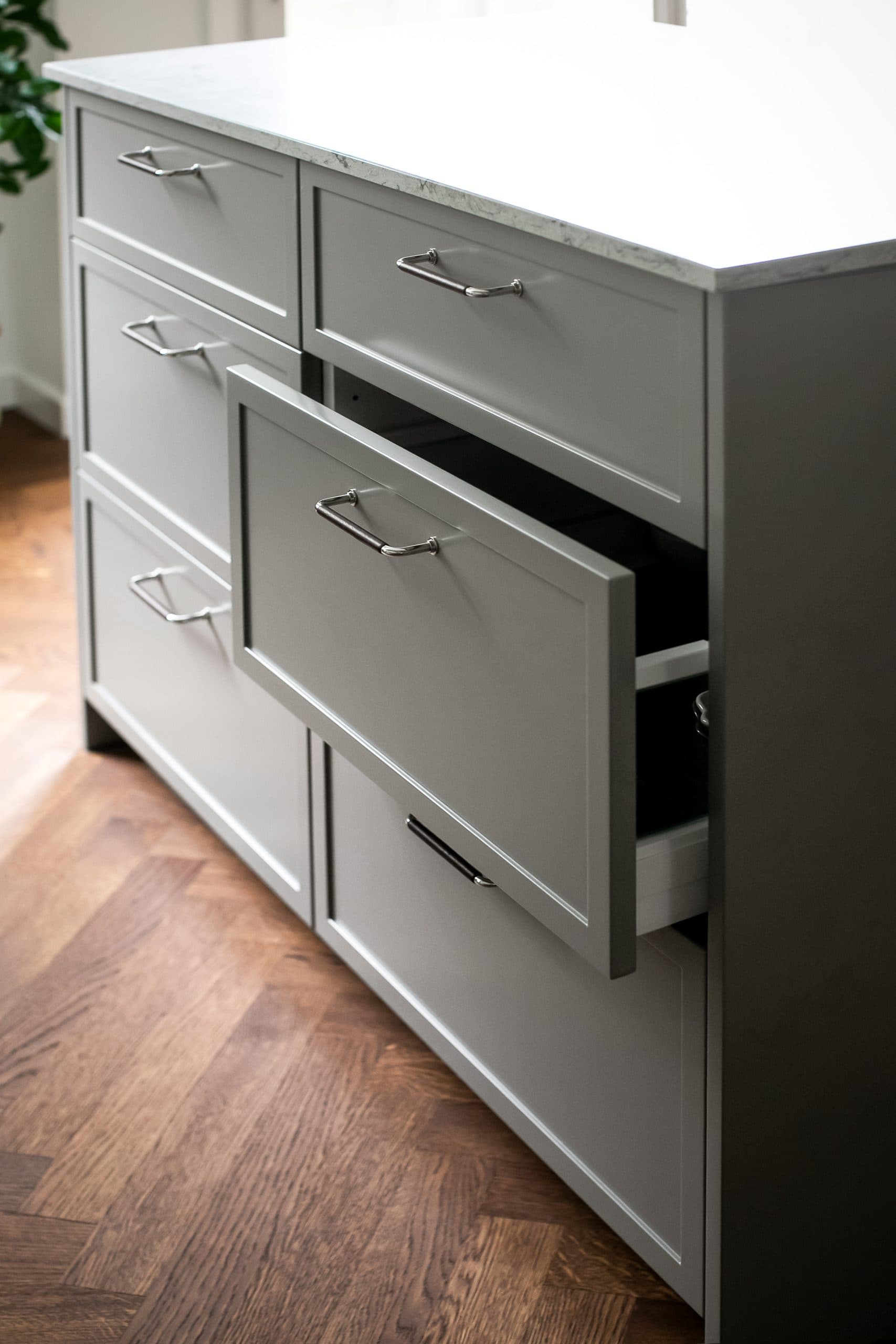 NCS S 4502-Y kök med smala ramar