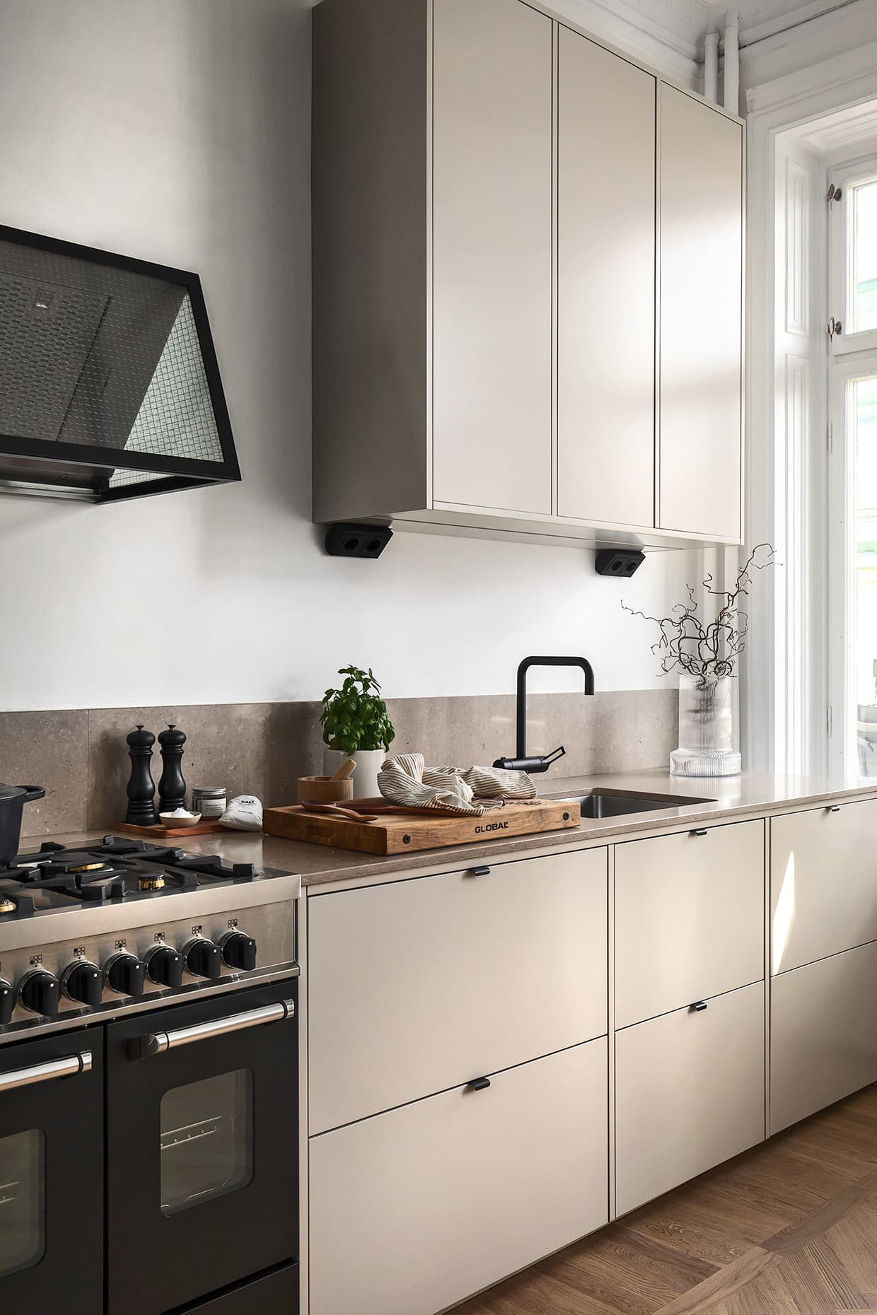 ostronbeige ikea kök med shitake komposit bänkskiva