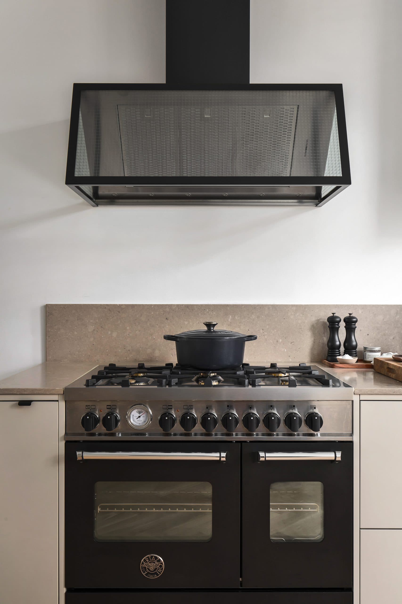 svart bertazzoni spis
