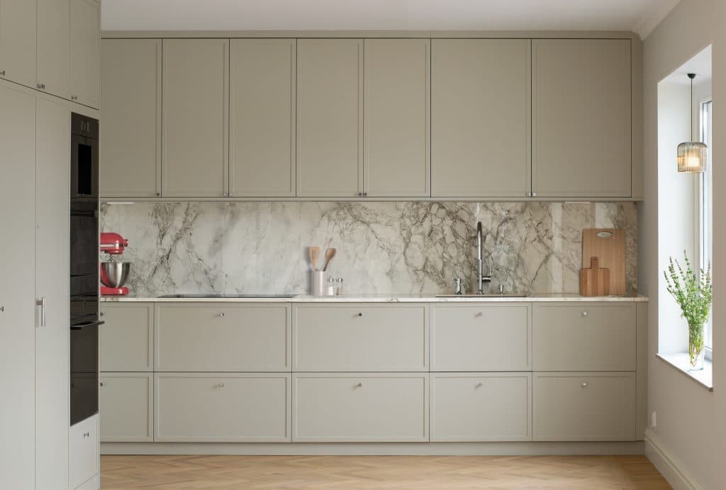 Ostronbeige kök Dekton Bergen bänkskiva