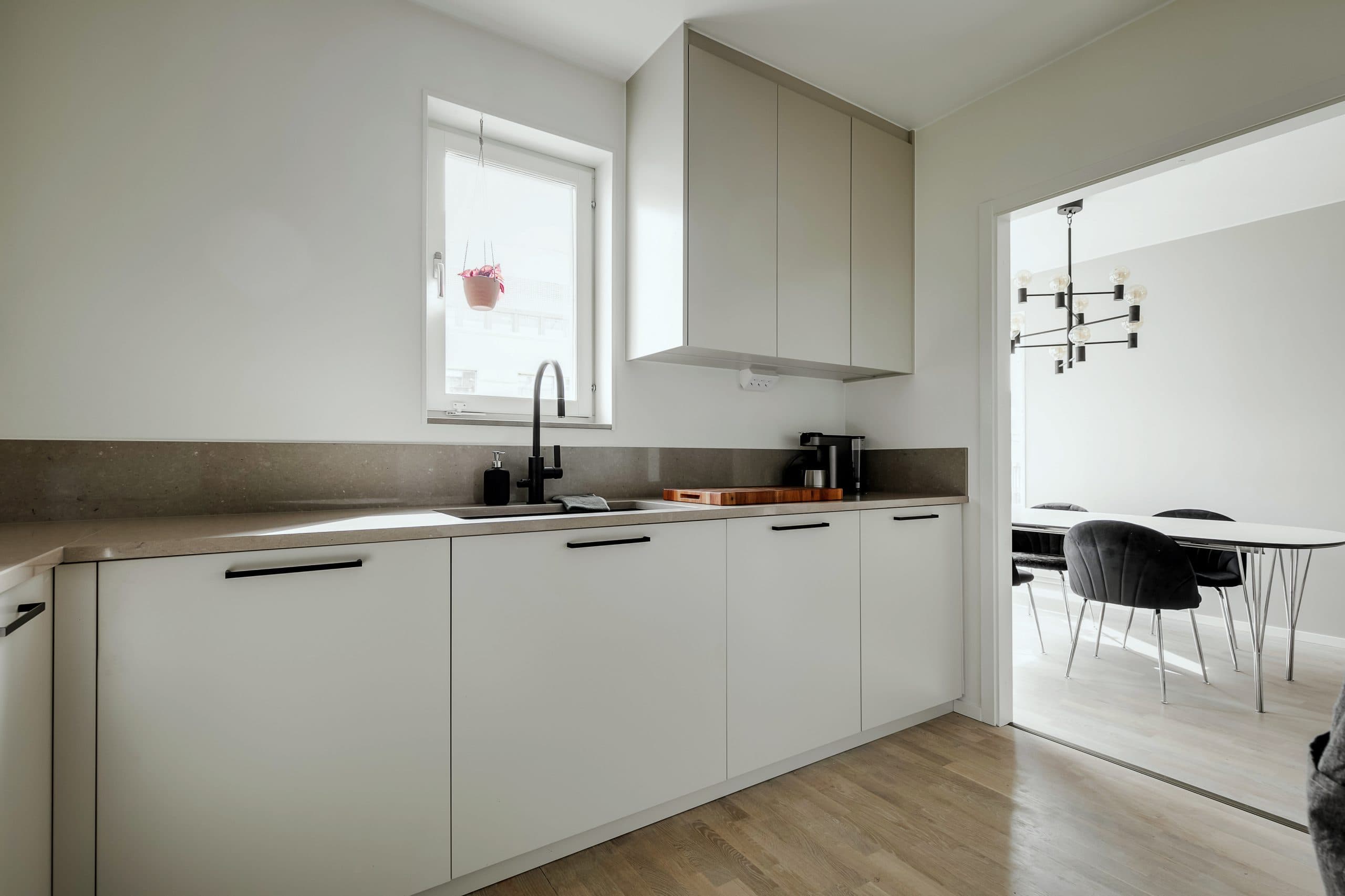 Beige kök beige bänkskiva