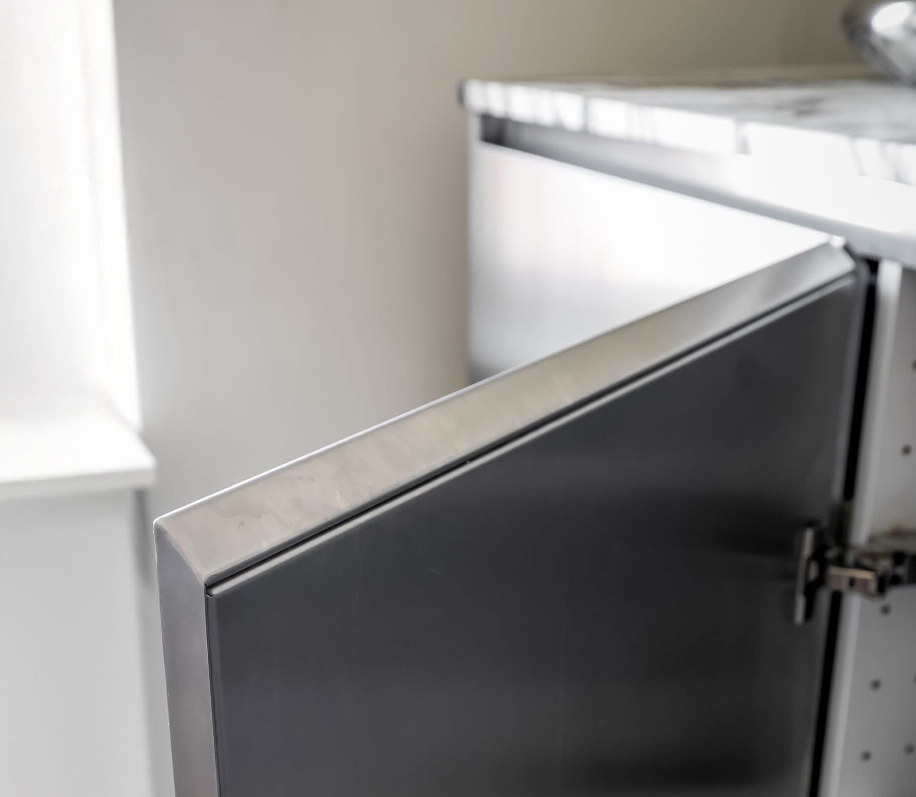 Elegant kök i rostfritt stål med marmor bänkskiva - Picky Living