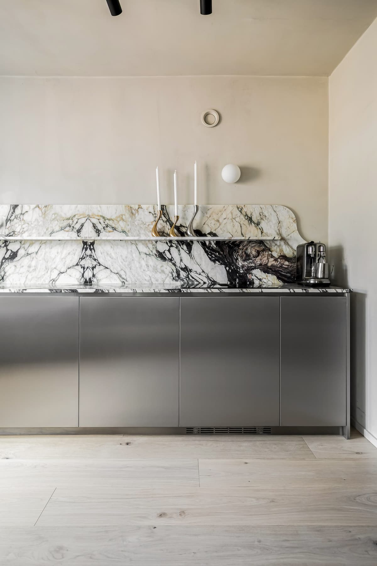 Elegant kök i rostfritt stål med marmor bänkskiva - Picky Living