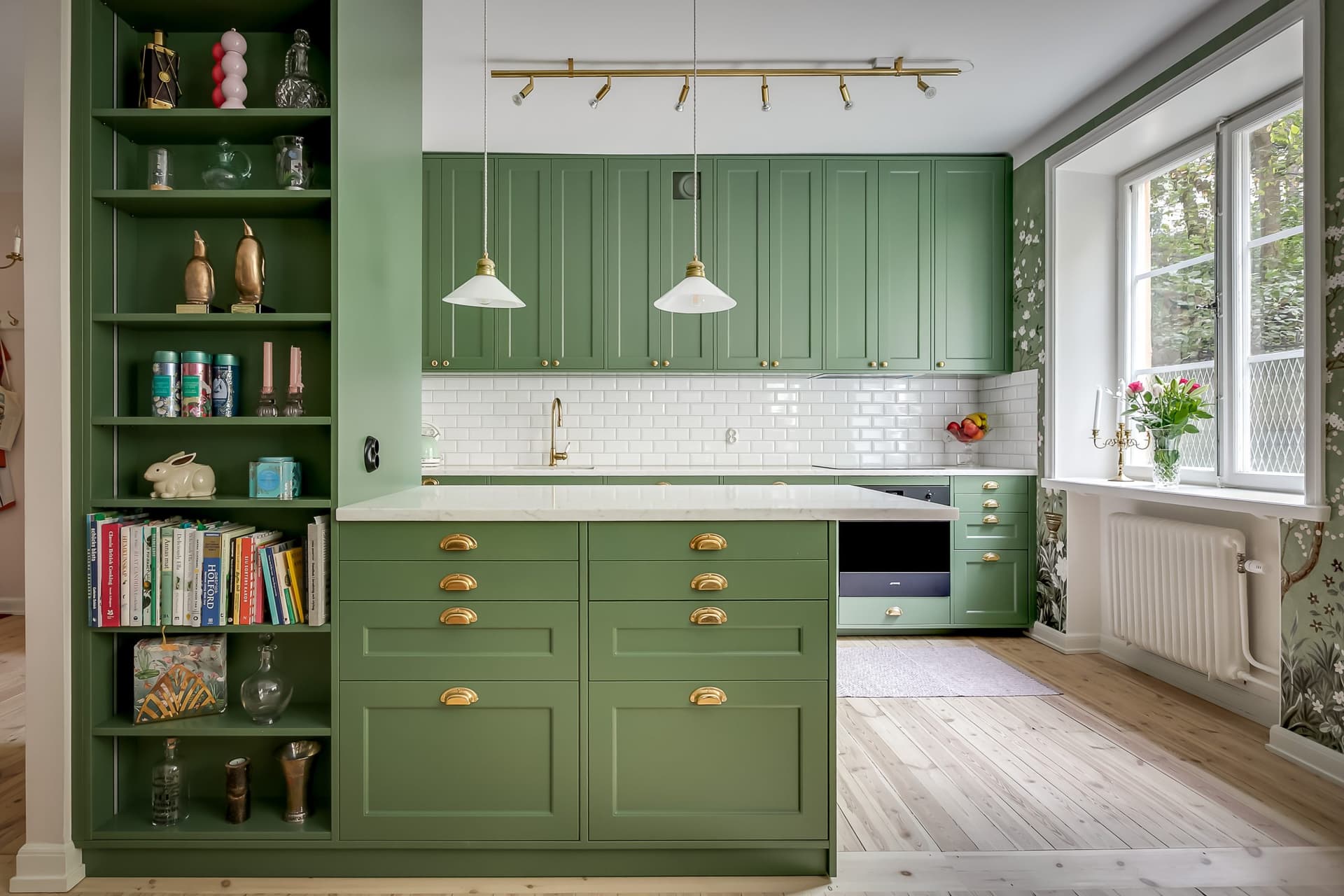 Grönt kök med mässingshandtag