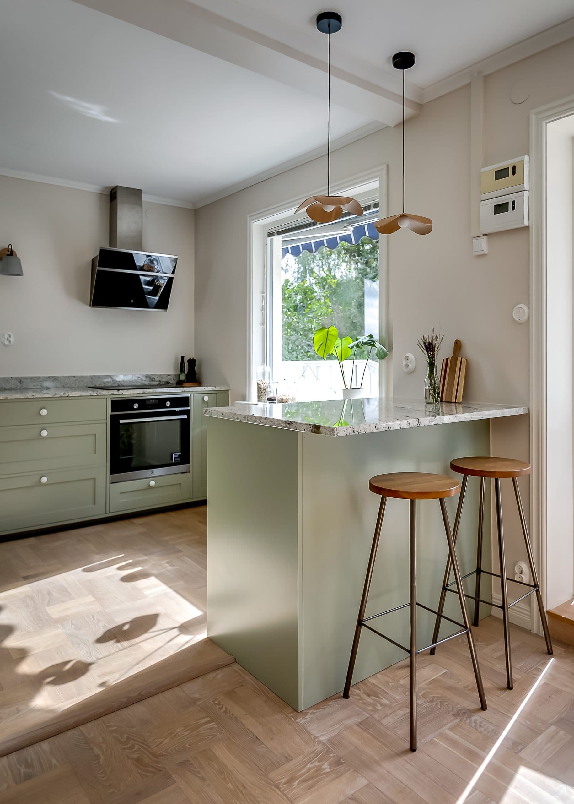 Ljusgrönt kök lantlig stil med köksö