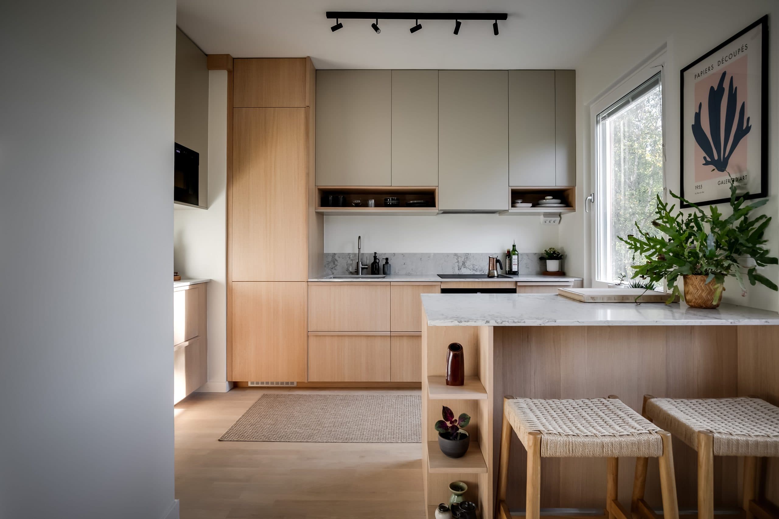 Modernt ljust ekkök med beige väggskåp