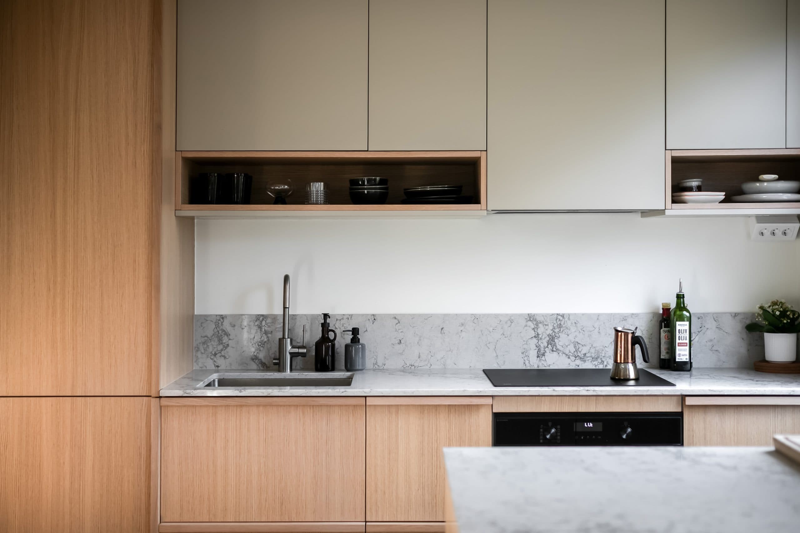 Modernt ekkök med beige överskåpr