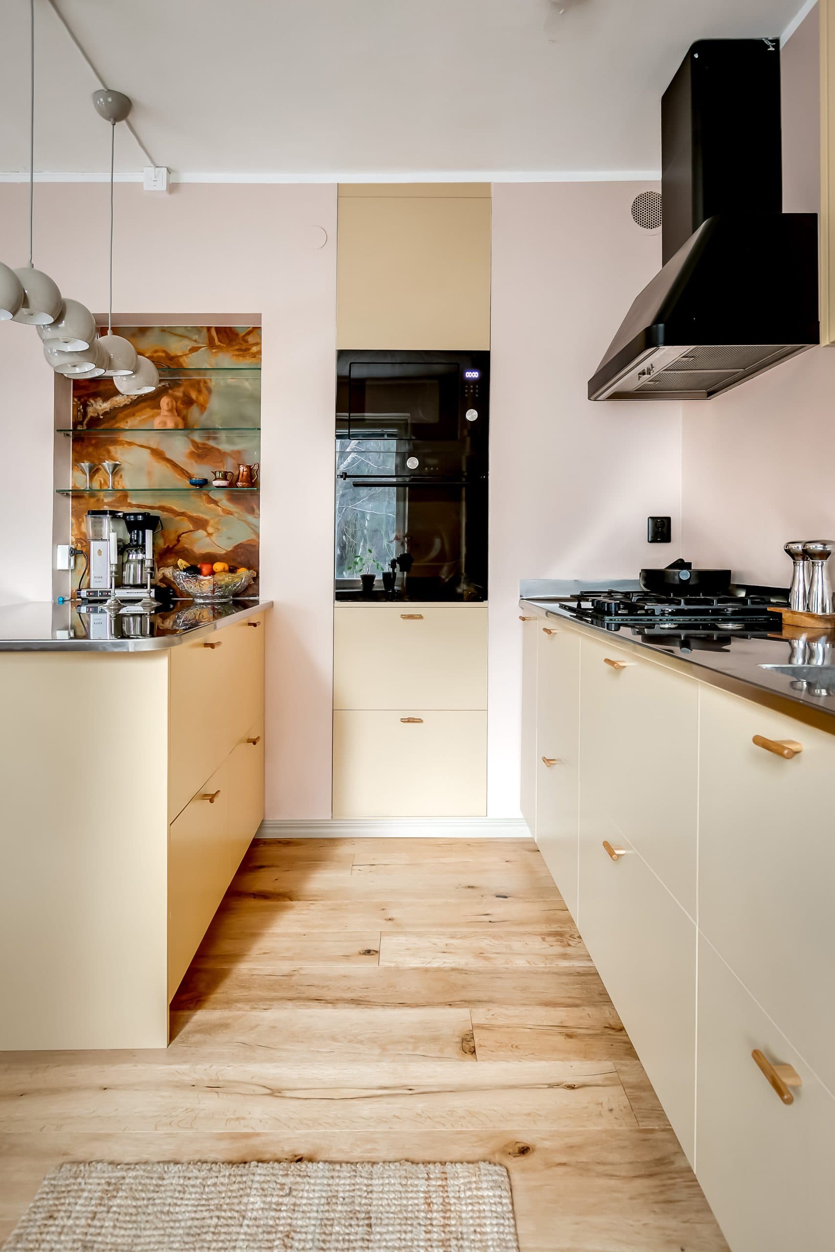 Ljusgult kök rosa väggar