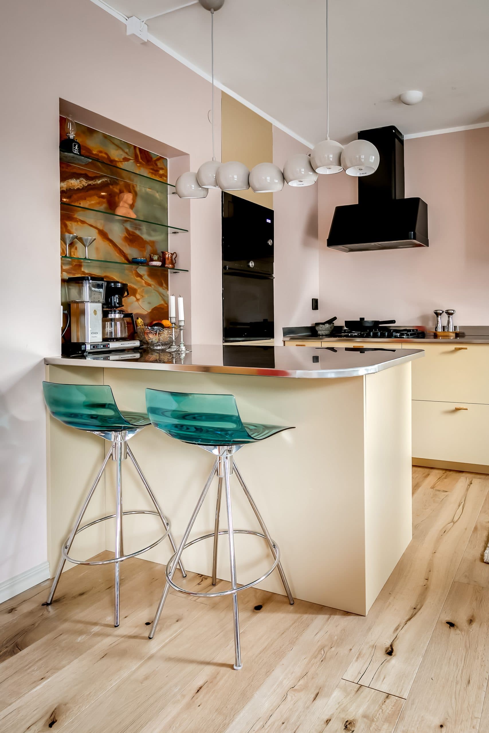 Ljusgult kök med köksö - bänkskiva rundad kant