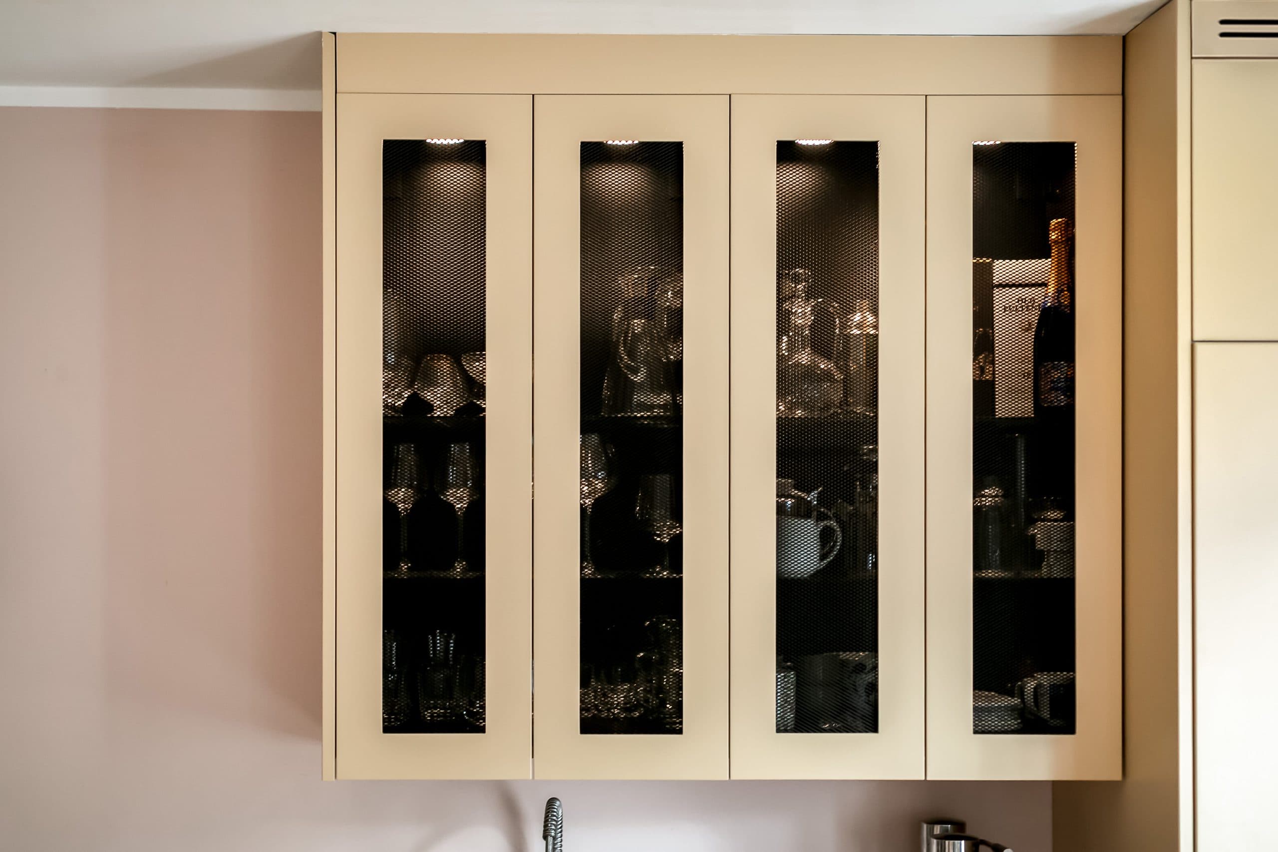 Gult kök rosa väggar svart vitrin