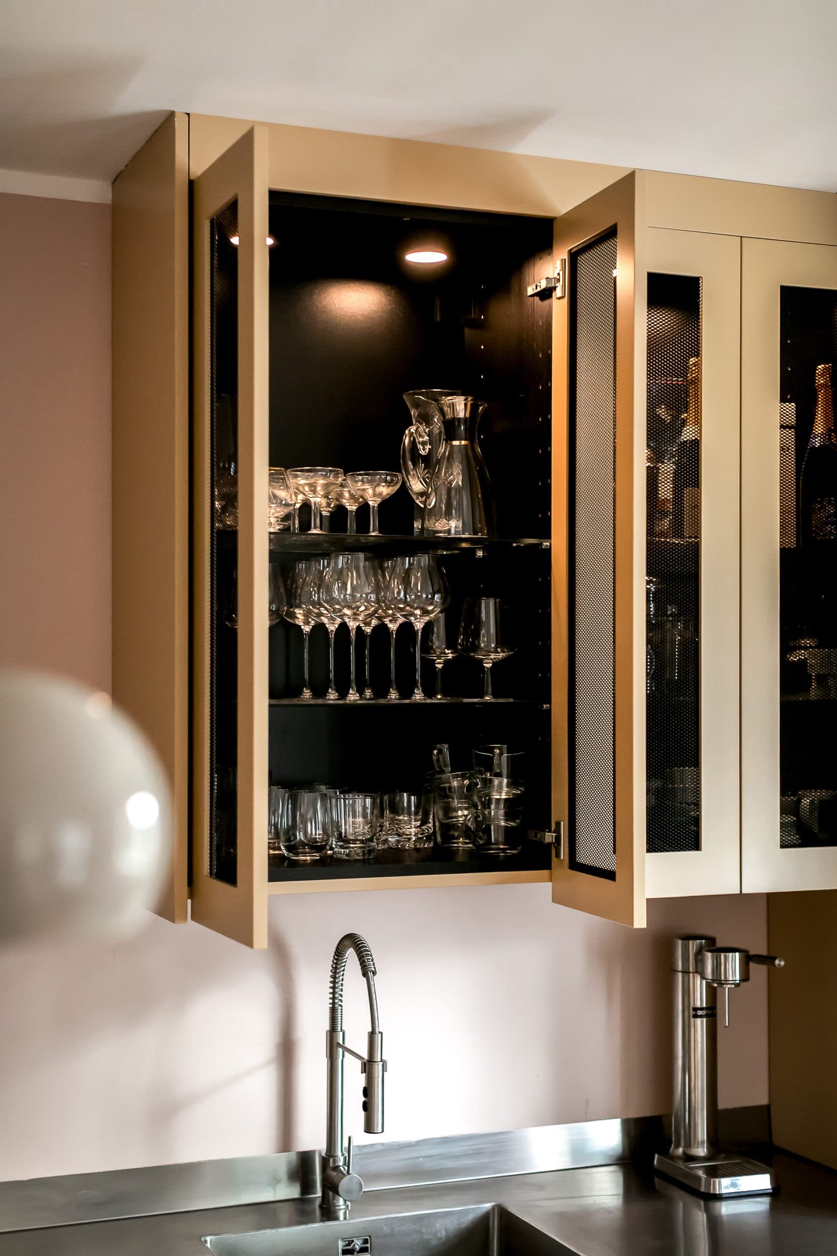 Gult kök svart vitrinskåp