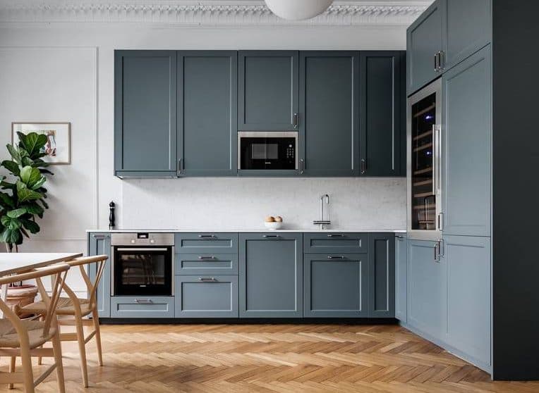 Blått kök i färgen S 6010-B10G