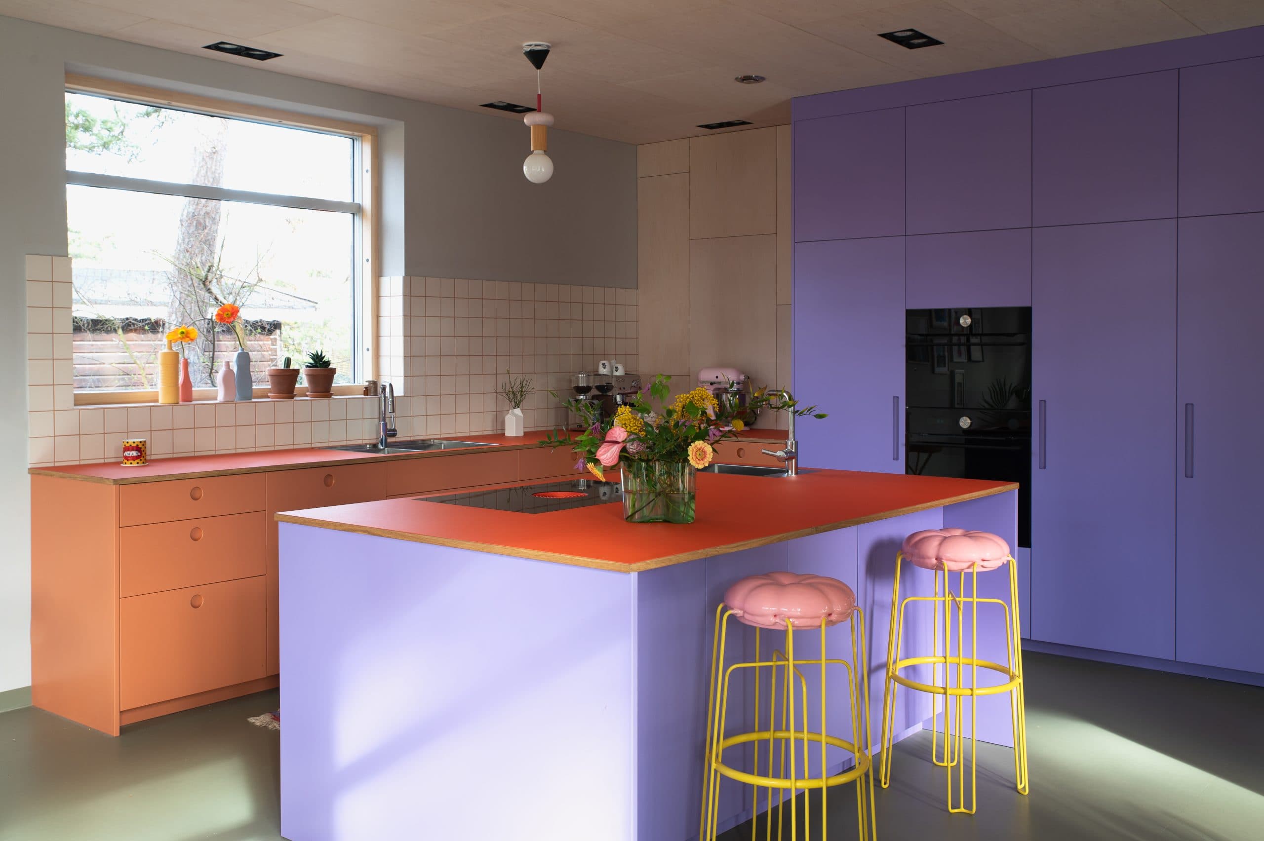 Husdrömmar orange lila kök Höllviken