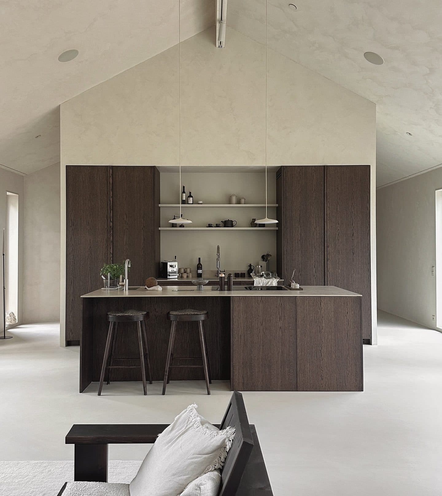 Köksö ek inspiration i mörkt träkök