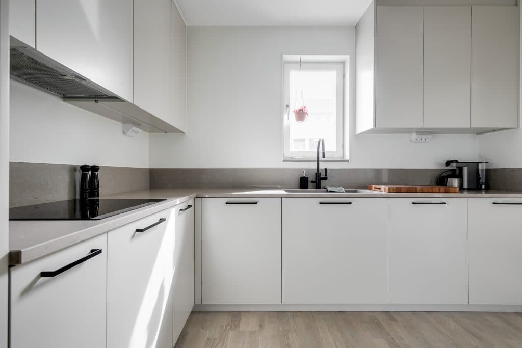 Beige kök svarta handtag shitake bänkskiva