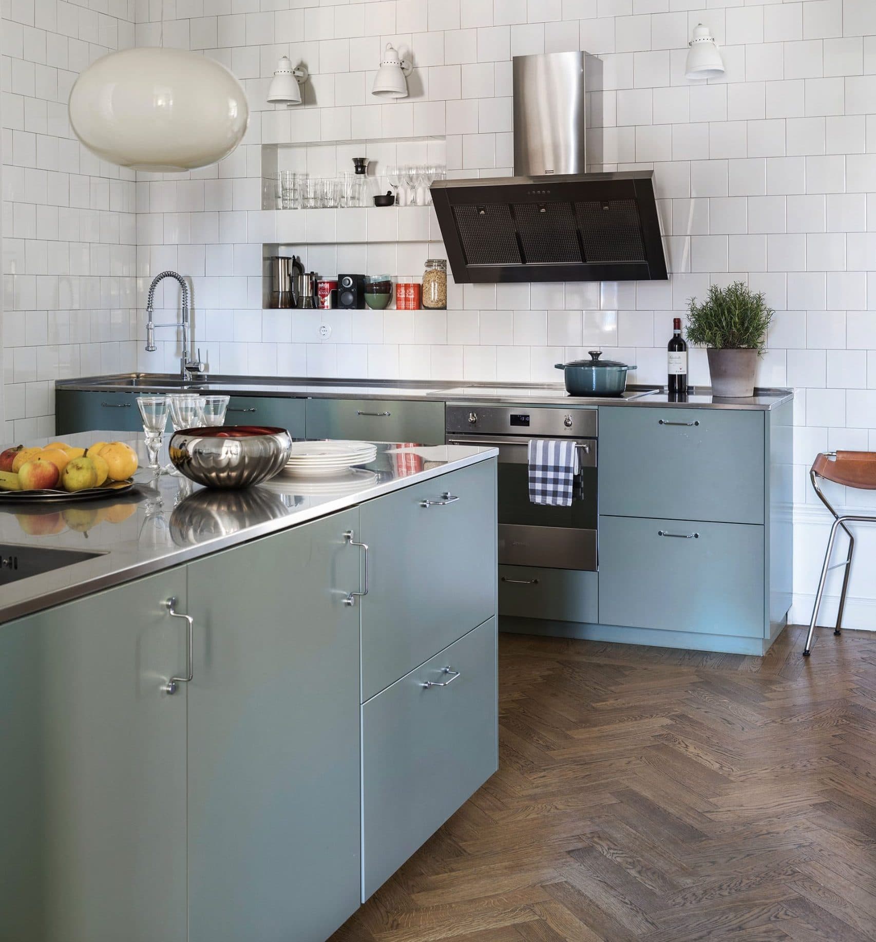 Släta köksluckor och diskbänk i rostfritt stål