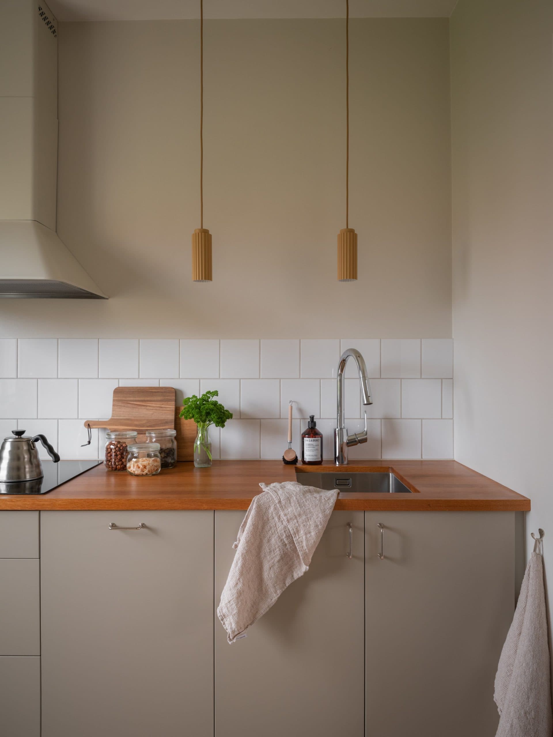 Beige kök med träbänkskiva