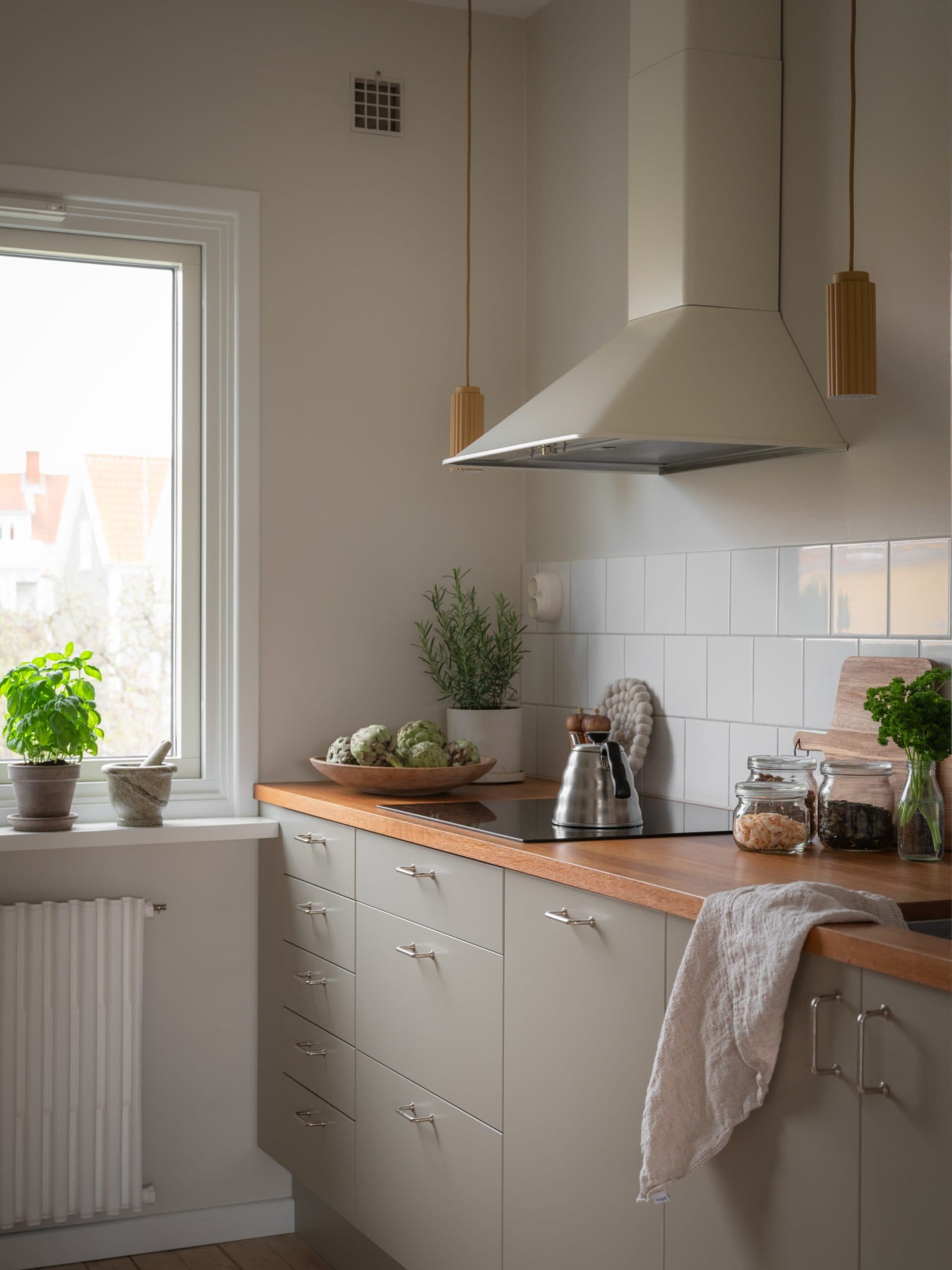 Beige kök med vit fläkt