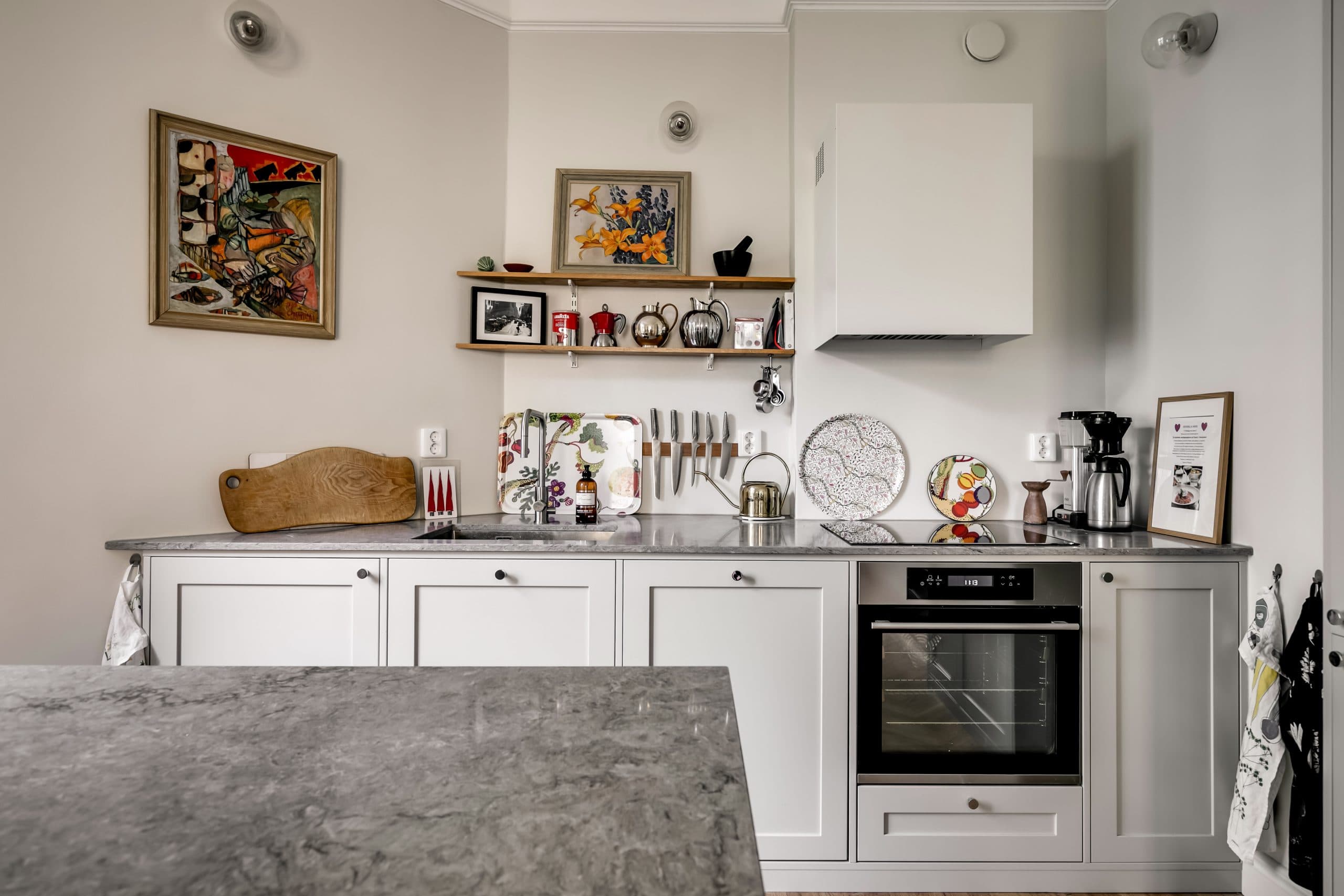 NCS S 2502-Y kök med Caesarstone Turbine Grey bänkskiva