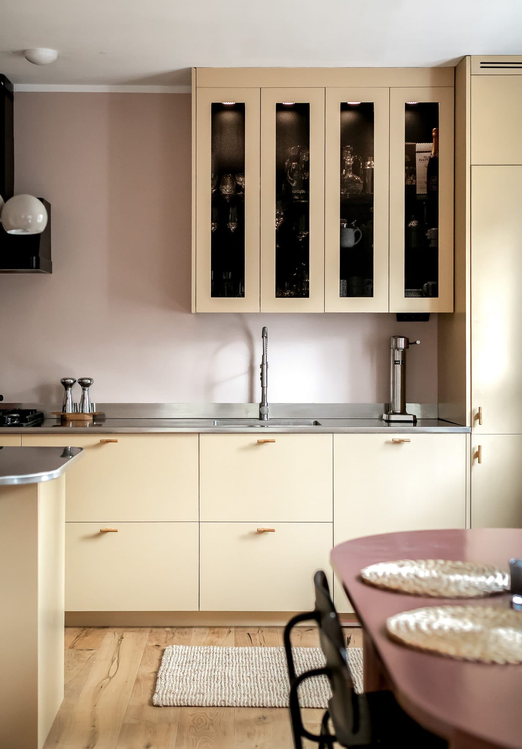 Vaniljgult kök rosa väggar