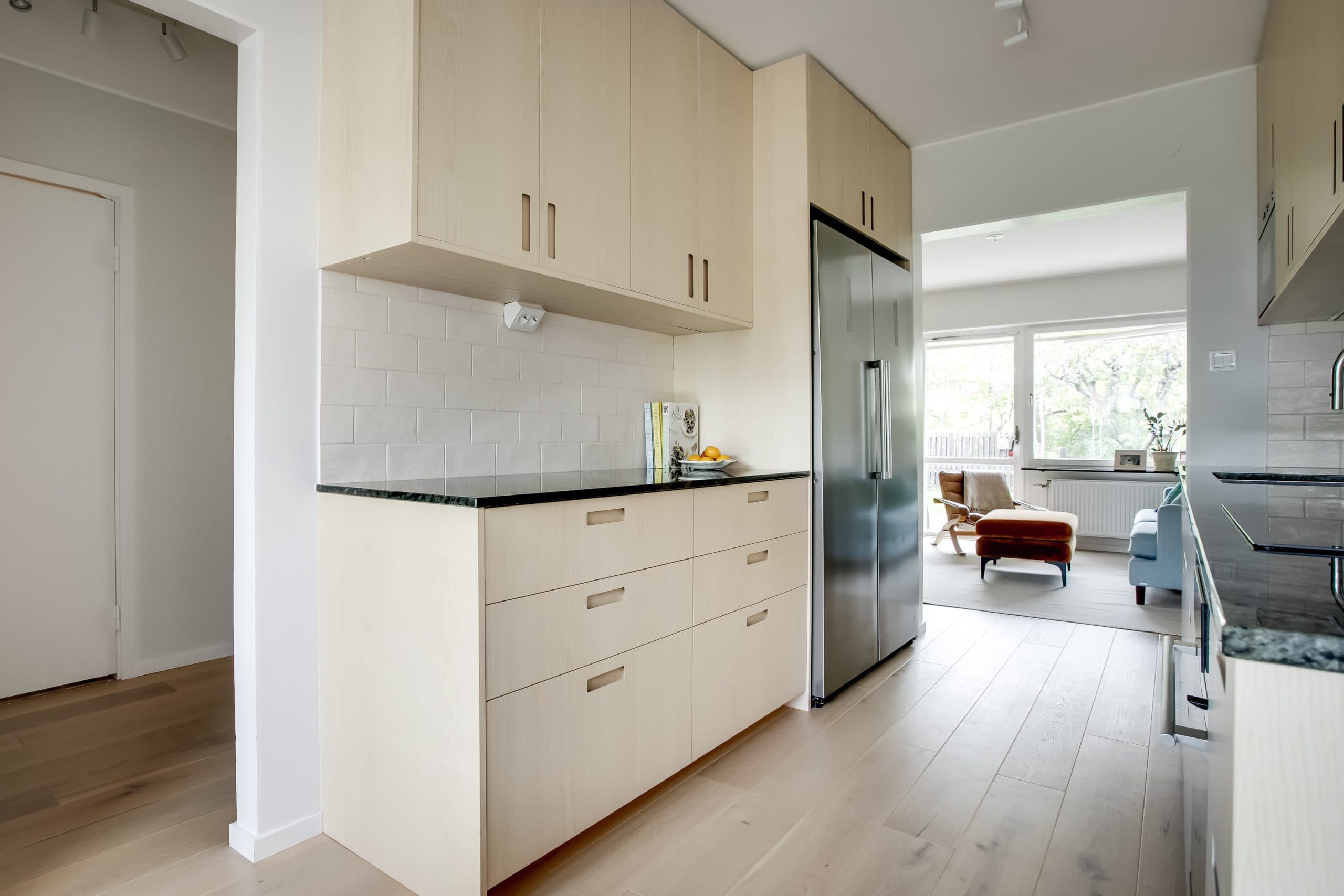 Kök ask med mörk bänkskiva